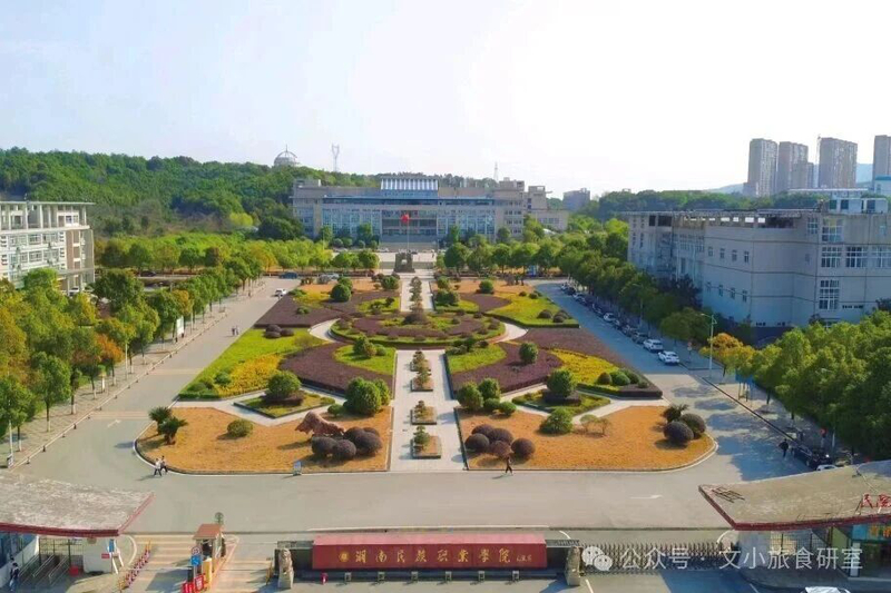 1786671093749034033.jpg 学校简介1.jpg